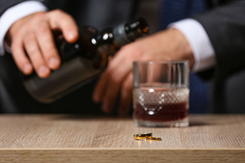 配偶者がアルコール依存症なら離婚できる？　 名古屋の弁護士が解説