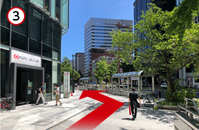 横断歩道を渡ったら、三菱UFJ銀行の方向へ桜通りを道なりに直進します。